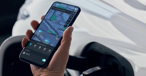 SWTCH and Electric Circuit sign a roaming agreement that allows drivers to use either the SWTCH or Electric Circuit mobile app to easily find, access and pay for electric vehicle charging across Canada. (Photo: SWTCH Energy)