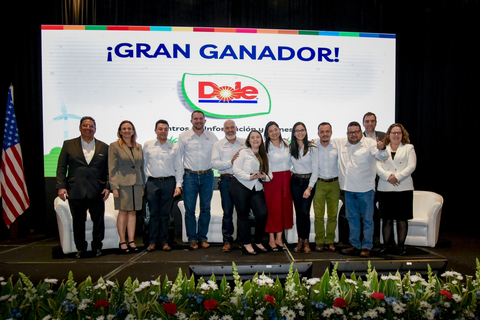 Farm Managers and Employees from Dole's Santa Fe and Muelle Farms were present at the award ceremony, along with representatives from Dole Tropical Products and Dole's Costa Rican subsidiary. (Photo: Business Wire)