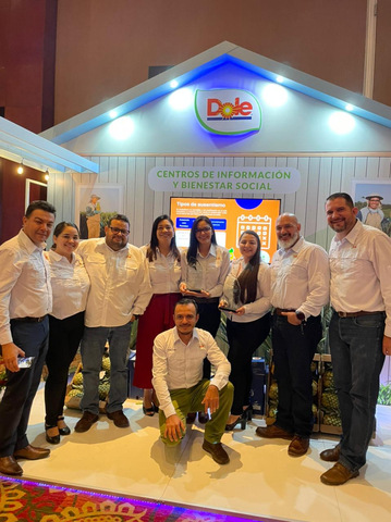 thumbnail Farm Managers and Employees from Dole’s Santa Fe and Muelle Farms were present at the award ceremony, along with representatives from Dole Tropical Products and Dole’s Costa Rican subsidiary. (Photo: Business Wire)