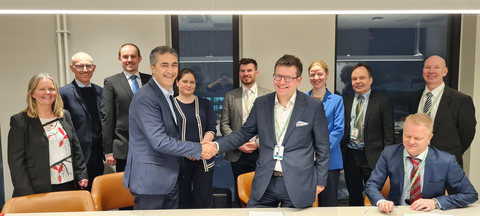 Tarik Choho, Westinghouse Nuclear Fuel President, and Simon-Erik Ollus, Executive Vice President, Fortum Generation, shake hands surrounded by Fortum and Westinghouse team members after signing the VVER-440 fuel contract. (Photo: Business Wire)