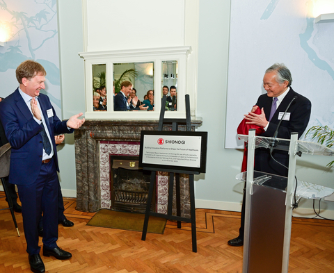 thumbnail Left: Huw Tippett, Shionogi European CEO, Right: Hidehisa Horinouchi, Ambassador of Japan to the Netherlands. (Credit: Shionogi)