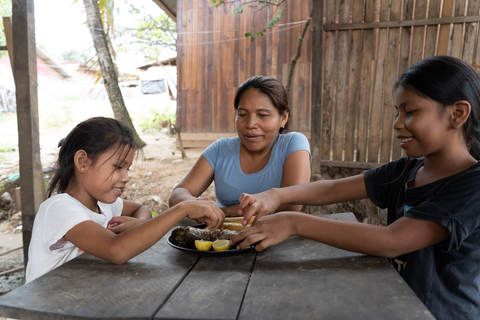 Beneficiaries of the Beyond2020 deployment in the Yarinacocha district of Ucayali, Peru, enjoy a meal together (Photo: AETOSWire)