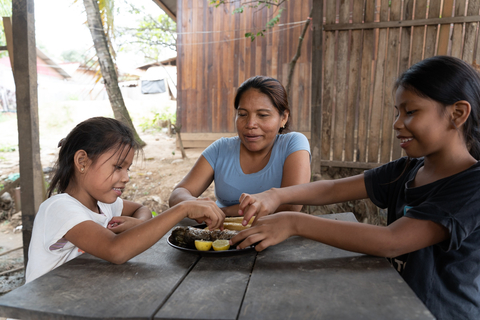 original Beneficiaries of the Beyond2020 deployment in the Yarinacocha district of Ucayali, Peru, enjoy a meal together (Photo: AETOSWire)