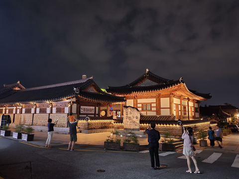 Jeonju Hanok Village offers a new unique atmosphere to its night view: Jeonju Fan Culture Center (Photo: Business Wire)