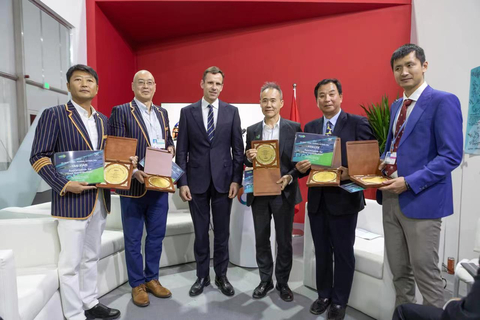 original Jean-Christophe Rolland, World Rowing Federation president (L3) delivers special honor certificate to Wang Shi (R3), honorary president of Asian Rowing Federation and the action’s team leader in Sharm El-Sheikh during the 2022 United Nations Climate Change Conference (COP27) on 14 Nov. 2022. (Photo: Business Wire)