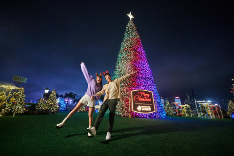 香港旅遊發展局為大家再度呈獻「香港繽紛冬日巡禮」，全港戶外最高巨型聖誕樹照亮西九文化區海濱一帶。 （相片由香港旅遊發展局提供）