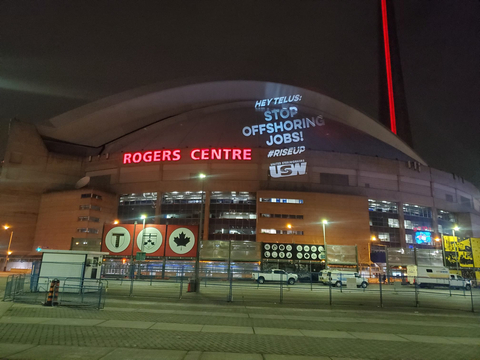 United Steelworkers union shines a spotlight on Telus' offshoring of jobs, at the Rogers Centre in Toronto. (Photo: Business Wire)