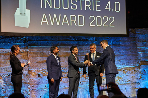 original The ROI-EFESO INDUSTRIE 4.0 Award is presented by Dr. Lucas Johannes Winter (far right), Managing Director, Contakt GmbH, to Reda Nidhakou (centre), Senior Vice President Strategy & Portfolio Management, EDGE (Photo: AETOSWire)