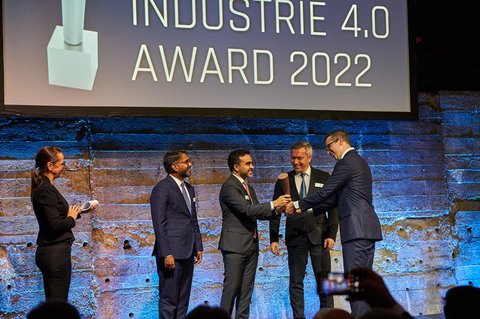 The ROI-EFESO INDUSTRIE 4.0 Award is presented by Dr. Lucas Johannes Winter (far right), Managing Director, Contakt GmbH, to Reda Nidhakou (centre), Senior Vice President Strategy & Portfolio Management, EDGE (Photo: AETOSWire)