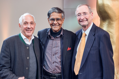 From left to right – Wolfgang Neumann, Founder Energy Globe - Prof. Mohan Munasinghe, Nobel Laureate – Christoph Leitl, President Global Chamber Platform (Photo: Business Wire)