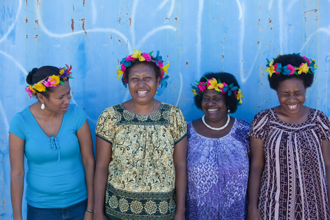 メアリー・ケイは、ザ・ネイチャー・コンサーバンシーとの提携を継続してパプアニューギニアとマンゴロ・マーケット・メリの女性たちを支援し、ジェンダー平等、リーダーシップ、金融リテラシー、企業経営に関する研修を提供しています。マンゴロ・マーケット・メリの女性たちは、持続可能なマングローブの産物を販売し、非常に必要な収入と雇用機会の創出に役立っています。（クレジット：Tim Calver）