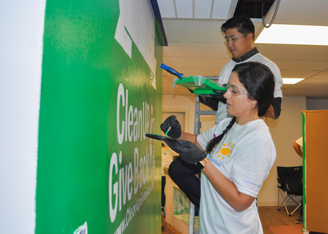 Jennifer Combee, chief sustainability officer, Global Metal, Ardagh Group, and Ben Jo, PPG senior director, global strategic key accounts, Packaging Coatings, create an inspiring mural at the Clean Up – Give Back facilities in Illinois as part of a COLORFUL COMMUNITIES® project. (Photo: Business Wire)
