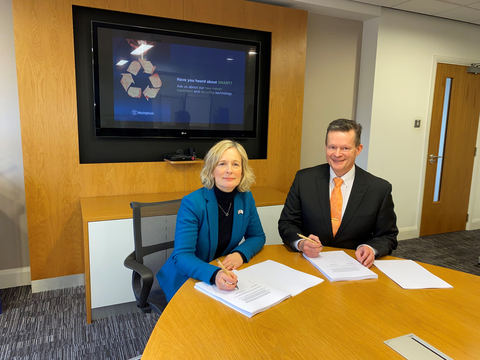 Westinghouse’s Kirsty Armer and Studsvik’s Mikael Karlsson sign a Technology License Agreement to develop a Metals Recycling and Treatment Facility at the Westinghouse Springfields site in Lancashire, UK. (Photo: Business Wire)
