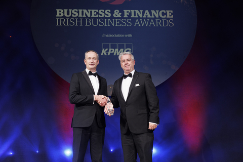 コンベンション・センター・ダブリンで開催された第48回年次ビジネス＆ファイナンス・アワーズで、アイルランド政府商務庁のレオ・クランシーCEO（左）がフィネオスのイアン・ライナー最高商務責任者（右）に2022年ビジネス＆ファイナンス・エレベーション賞を授与。（写真：ビジネスワイヤ）