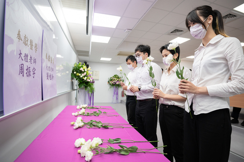 thumbnail Students of the Post-baccalaureate Program in Medicine at NTHU offering Chinese bellflowers to those who have donated their cadavers to the program. (Photo: National Tsing Hua University)