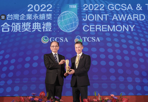 NTHU president W. John Kao (right) accepting the Taiwan University Sustainability Award from You Si-kun, president of the Legislative Yuan. (Photo: National Tsing Hua University)