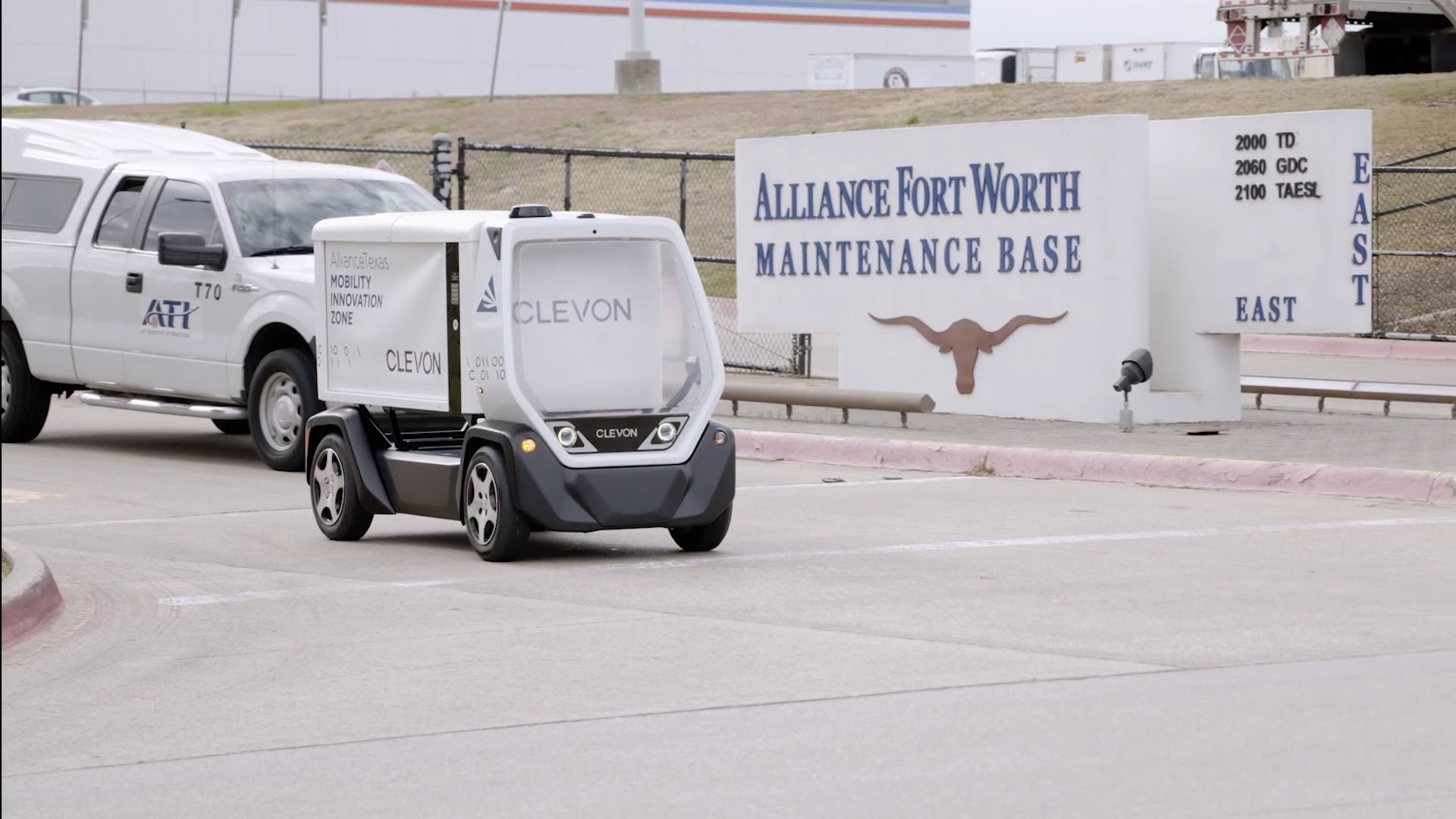 CLEVON 1, Clevon's flagship multi-platform all-electric robot courier, delivered gourmet meals from O’Neill’s Inflight Catering to Alliance Aviation Services team members in the new, fixed-based operation (FBO) facility at Perot Field Fort Worth Alliance Airport in Fort Worth, Texas. Clevon moved its U.S. headquarters to the AllianceTexas Mobility Innovation Zone (MIZ) in September.