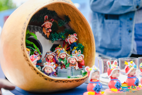 Demonstration of handicrafts of intangible cultural heritage from Qingdao (Photo: Business Wire)