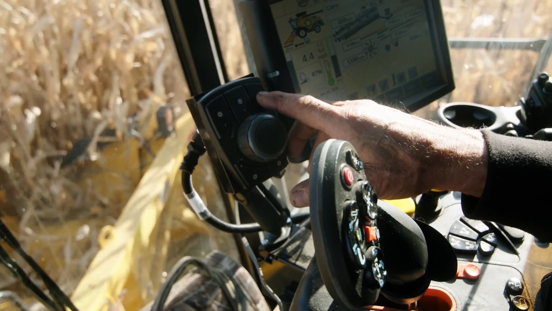 The Raven Autonomy™ Driver Assist Harvest Solution gives any grain cart driver — of any skill level — the tools to operate with confidence. The solution gives operators peace of mind with the push of a couple of buttons.