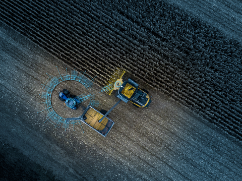 The Raven Autonomy™ Driver Assist Harvest Solution automatically coordinates the path and speed of the tractor, enabling it to operate in perfect connection with the combine during an "unload on the go" operation. (Photo: Business Wire)