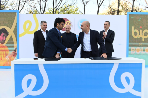 Turkcell CEO Murat Erkan and VEON Group CEO Kaan Terzioğlu joined the signing ceremony between BiP and Jazz. (Photo:Business Wire)