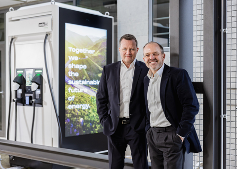 Thomas Speidel, CEO, ADS-TEC Energy (left) and Oliver P. Kaul, managing director, amperio (right), announce strategic partnership. amperio will install 101 ADS-TEC Energy ChargePost systems starting in 2023. To mark the start of the collaboration, the two companies today installed and commissioned the first ChargePost charging system in Limburg an der Lahn. (Photo: Business Wire)