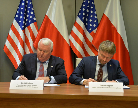 From left: David Durham, President of Energy Systems at Westinghouse, and Tomasz Stępień, President of the Management Board of Polskie Elektrownie Jądrowe, during today’s signing ceremony. (Photo: Business Wire)
