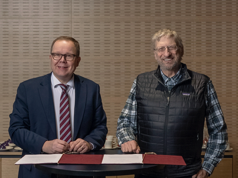 Rector Juha-Matti Saksa of LUT and CEO Francesco Venneri of Ultra Safe Nuclear sign agreement to study MMR advanced reactor deployment at Finland's leading climate university to support their vital decarbonization mission. (Photo: Business Wire)