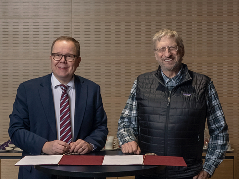 original Rector Juha-Matti Saksa of LUT and CEO Francesco Venneri of Ultra Safe Nuclear sign agreement to study MMR advanced reactor deployment at Finland's leading climate university to support their vital decarbonization mission. (Photo: Business Wire)