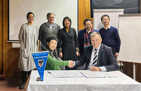 Suzhou delegation signs MoU with Münchener Ruder-Club von 1880 on 14th Dec. in Munich. (Photo: Business Wire)