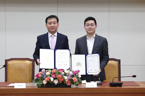 The Secretary General of the National Assembly of Korea, Lee Kwang Jae (L), and FiscalNote Chairman & CEO Tim Hwang (R) announce a landmark partnership between the Assembly and FiscalNote to collaborate on AI-powered policy intelligence, legislative and regulatory tracking, and issues management at a signing ceremony in Seoul on Wednesday, December 21, 2022. (Photo: Business Wire)