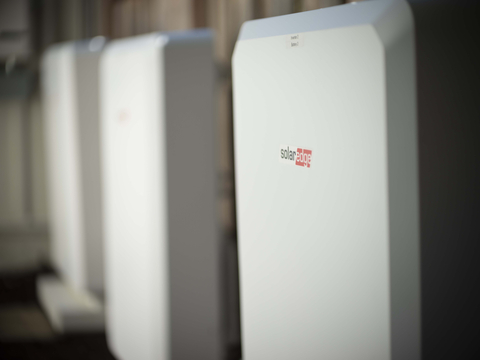 The SolarEdge Home Battery offers more backup power compared to AC-coupled battery solutions (Photo: SolarEdge Technologies, Inc.)