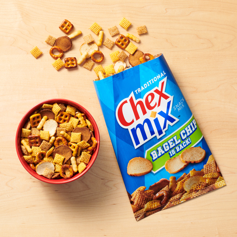 Chex Mix is bringing back the bagel chip to the mix! (Photo: Business Wire)