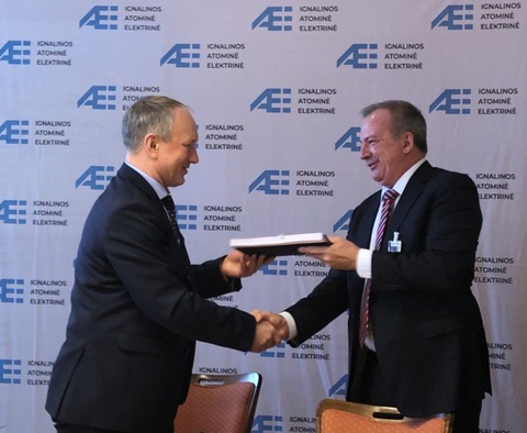 Audrius Kamienas, Director General of the Ignalina Nuclear Power Plant, and Fred Bailly, Vice President of Decommissioning Services for Westinghouse, complete a contract signing ceremony. (Photo: Business Wire)