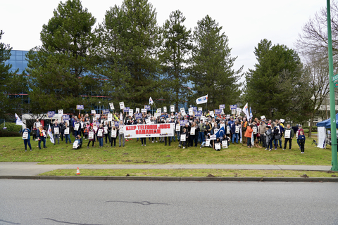 Hundreds of USW 1944 members hold a solidarity rally and practice picket in Burnaby, B.C. (Photo: Business Wire)