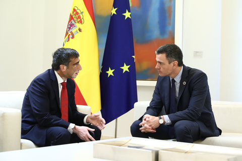 El presidente del Gobierno de España, Pedro Sánchez, recibe al consejero delegado de GlobalLogic, Nitesh Banga. (Photo: Business Wire)