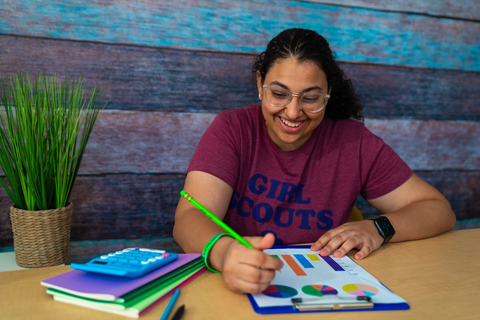 Modernized Girl Scouts' financial literacy badge system helps bridge the gap between what girls learn in school and what they need to feel confident managing finances in life and business. (Photo: Business Wire)