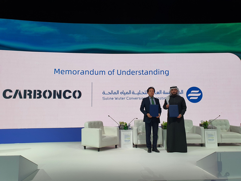 Signing of MOU with SWCC: Jae-hyung Yoo (left), Chief Executive, Business Development Office, CARBONCO and Tariq Al Ghaffari, General Manager of SWCC, enter into a business agreement for the CCUS project. (Photo: CARBONCO)