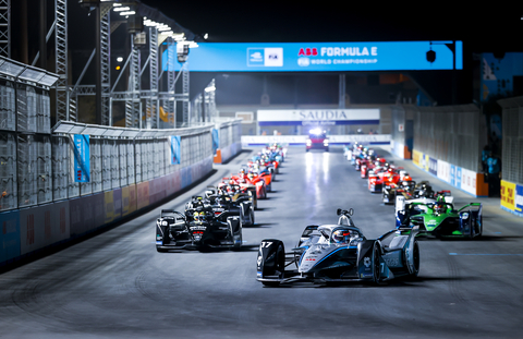 The Formula E Grand Prix underway in 2022 in the historic city of Diriyah in Saudi Arabia. The title sponsor of this year's race, the first with Gen3 vehicles, is the Saudi (Photo: AETOSWire)