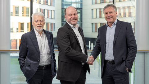 De gauche à droite : Le Dr. Herbert Hanselmann, fondateur et actionnaire de dSPACE, le Dr. Carsten Hoff and Martin Goetzeler. (Photo: Business Wire)