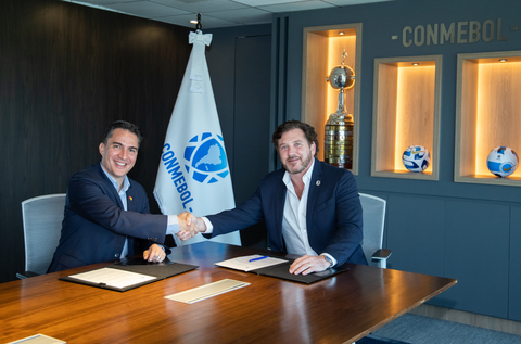 Roberto Ramírez Laverde, Senior Vice President of Marketing and Communications for Latin America and the Caribbean and Alejandro Domínguez, President of CONMEBOL, at the renewal of Mastercard's sponsorship contract with CONMEBOL Libertadores and CONMEBOL Libertadores Femenina. (Photo: Business Wire)