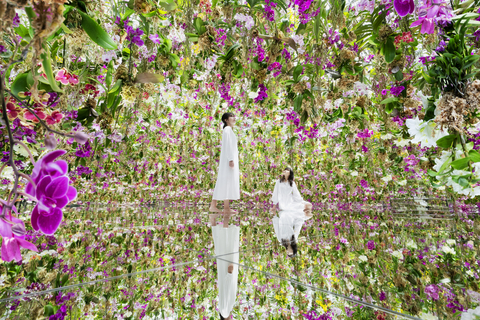 teamLab, Floating Flower Garden; Flowers and I are of the Same Root, the Garden and I are One © teamLab