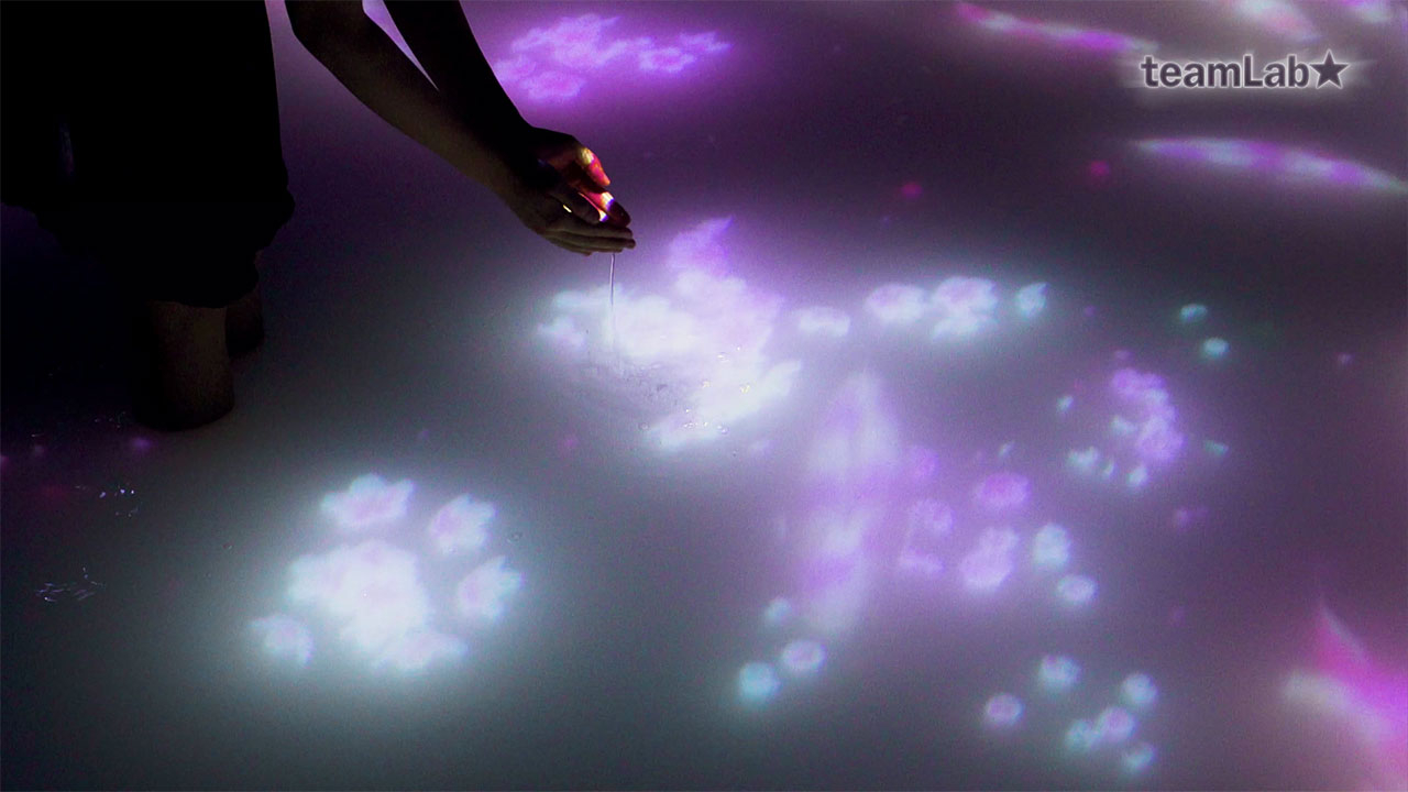 teamLab, Drawing on the Water Surface Created by the Dance of Koi and People - Infinity © teamLab