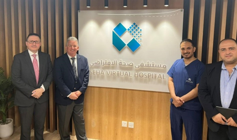 Le vice-président au Développement international des Affaires chez Caregility, Bob Zimmermann (deuxième à gauche), visite l'hôpital virtuel Seha du ministère saoudien de la Santé. (Photo: Business Wire)