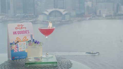 旅發局將送上「香港有禮」—旅客消費優惠券，憑券可以免費在參與的酒吧、餐廳和酒店享用迎賓飲品，或於交通工具、餐飲、零售商戶及景點，兌換獎賞。(相片來源: 香港旅遊發展局)