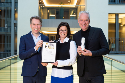 Andreas Laabs (CEO LR Health & Beauty), Uta Landt (Vice President Marketing), Thomas Heursen (General Manager Global Partner Relations) and the entire LR Team rejoice. LR Health & Beauty accepted the German Design Award 2023 for its Zeitgard Pro Cosmetic Device. (Photo: Sabrina Zeuge)