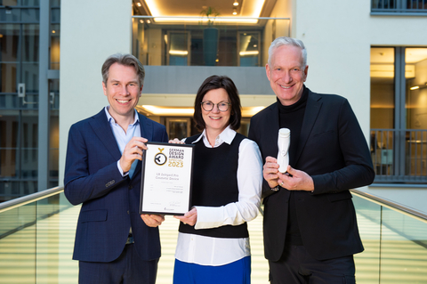 original Andreas Laabs (CEO LR Health & Beauty), Uta Landt (Vice President Marketing), Thomas Heursen (General Manager Global Partner Relations) and the entire LR Team rejoice. LR Health & Beauty accepted the German Design Award 2023 for its Zeitgard Pro Cosmetic Device. (Photo: Sabrina Zeuge)