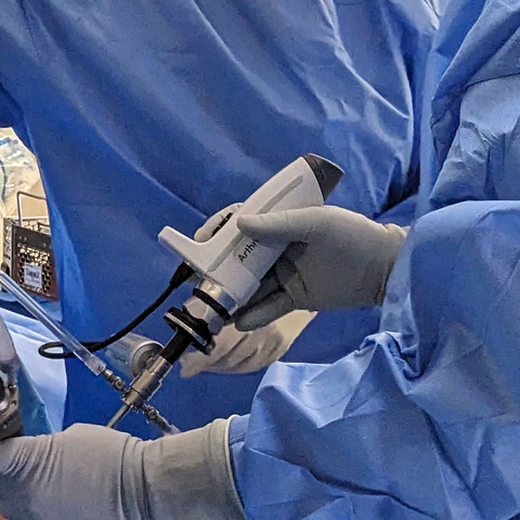 Surgeons praise Lazurite’s ArthroFree® Wireless Camera System for the dexterity and increased range of motion it provides. (Photo: Business Wire)
