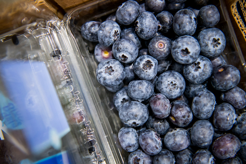 Fresh blueberries are packed at a Lineage facility. (Photo: Business Wire)
