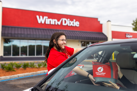 Southeastern Grocers is expanding its online shopping service with the launch of curbside pickup in nearly 300 Winn-Dixie stores and Harveys Supermarket locations. Customers can shop for their groceries online and conveniently pick up their orders curbside from their preferred stores during their chosen 30-minute window. (Photo: Business Wire)
